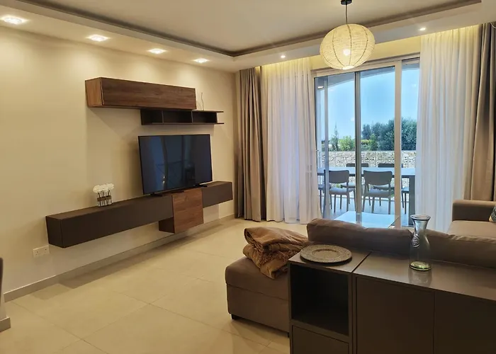 Ξενοδοχείο με διαμερίσματα Veduta Ta Pinu With Stunning Views Garden Sauna Pool And Gym 4*